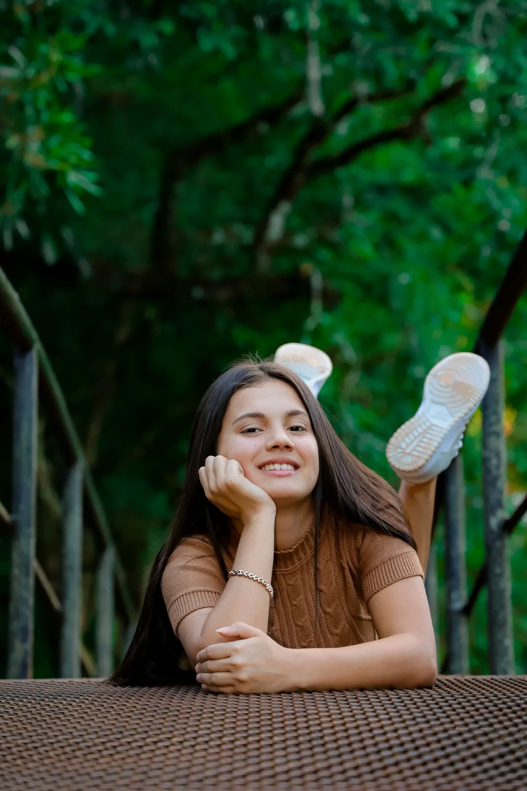 Maribel sonriendo en un puente