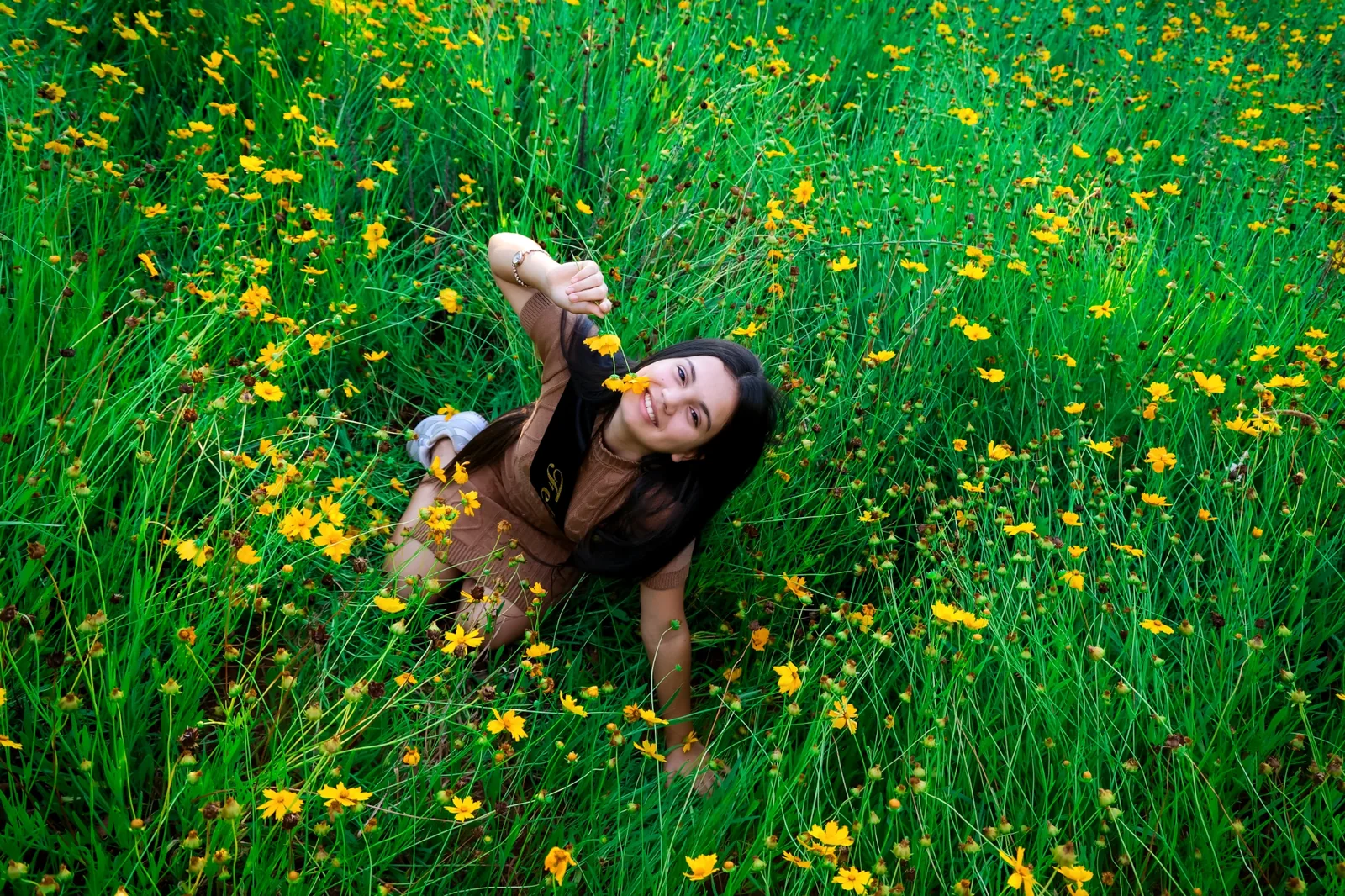Maribel entre flores amarillas