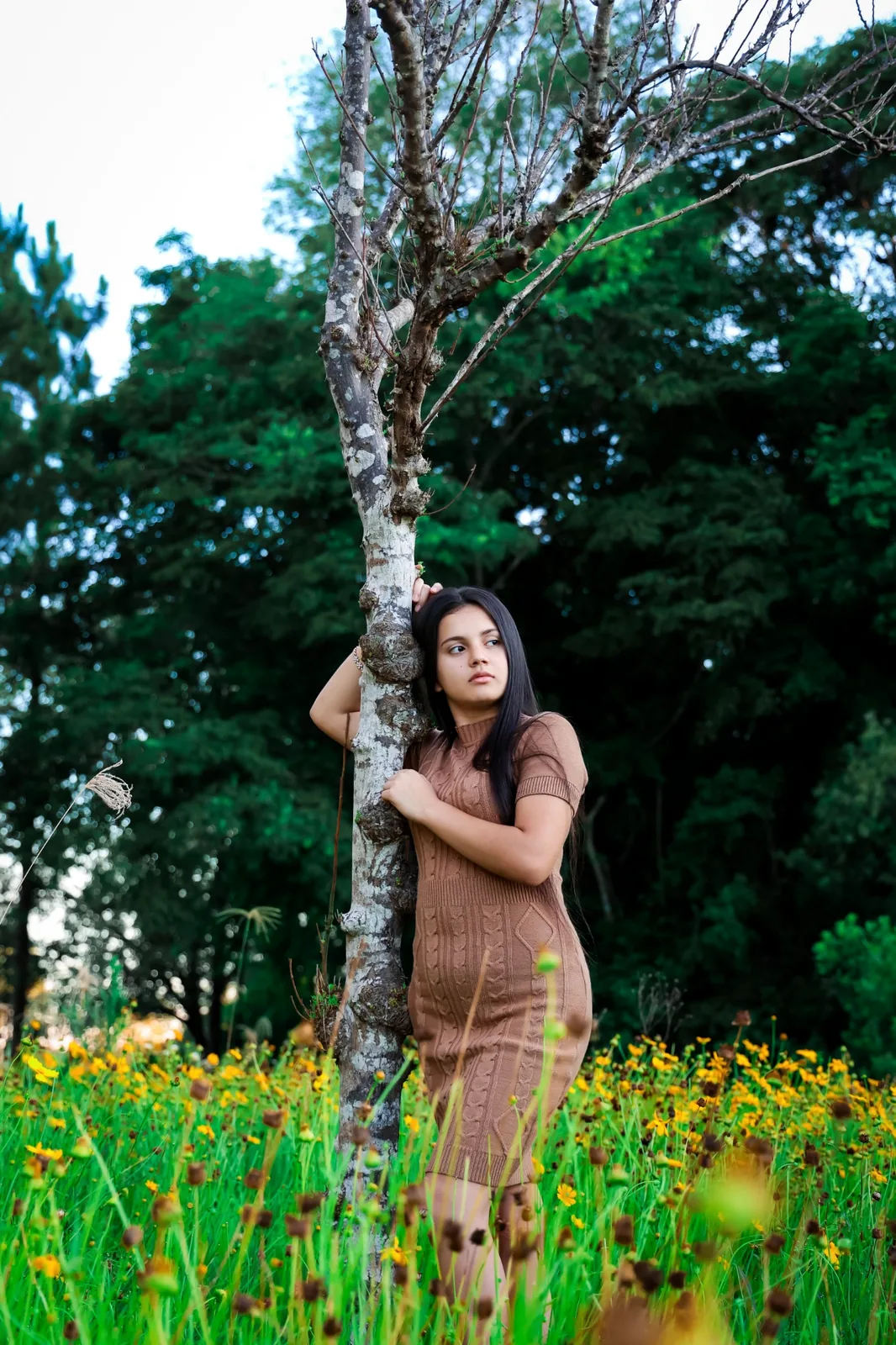 Maribel junto a un árbol