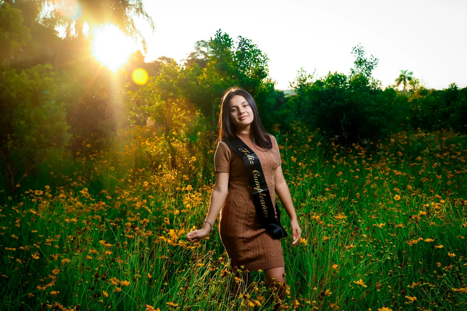 Maribel en campo de flores al atardecer